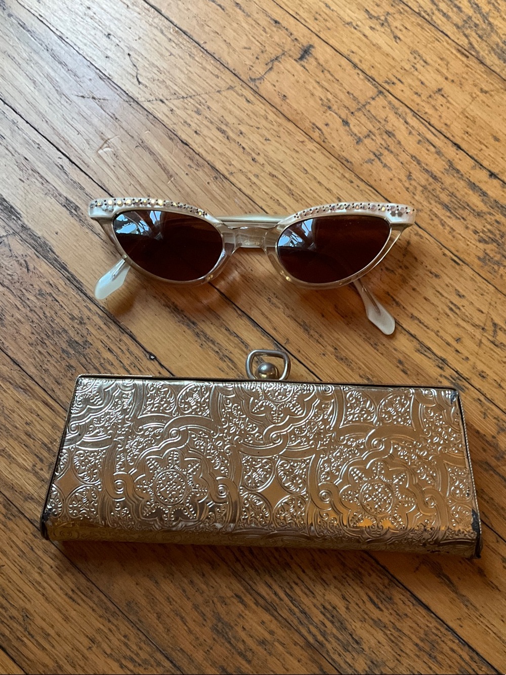 Elegant Crystal-Embellished Vintage Cat Eye Sunglasses